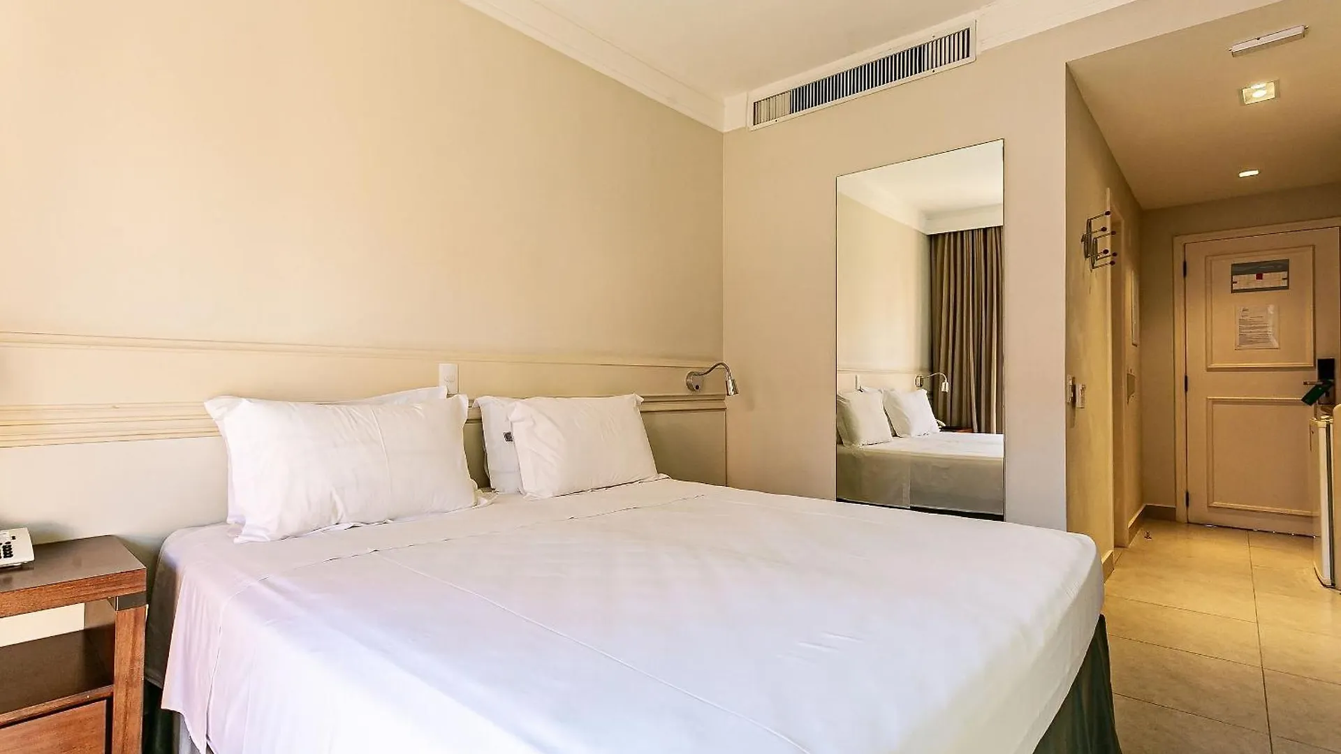 Resort Pe Na Areia - Studios Direto Com Proprietario Jbvjr Florianopolis 0*,  Brazil